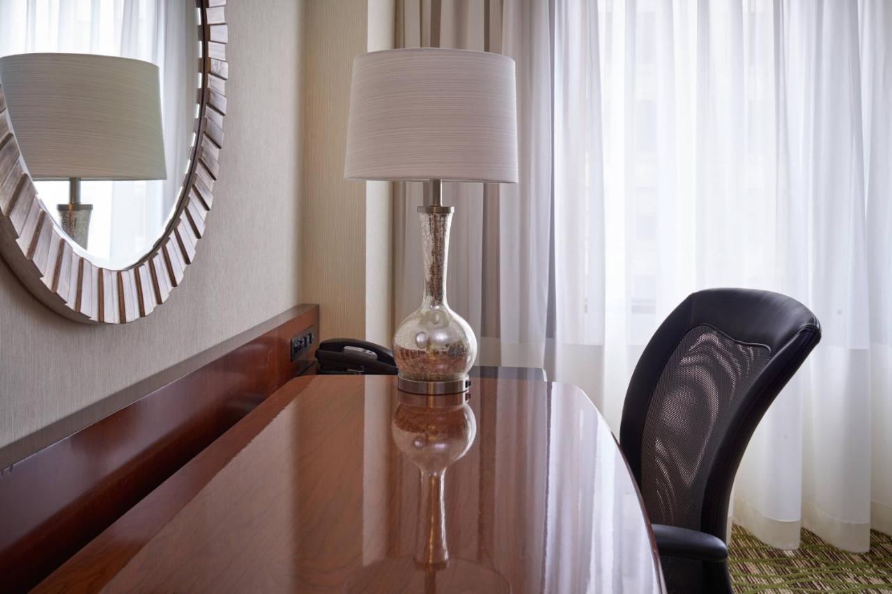 Cleveland Marriott Downtown At Key Tower Hotel Exterior photo