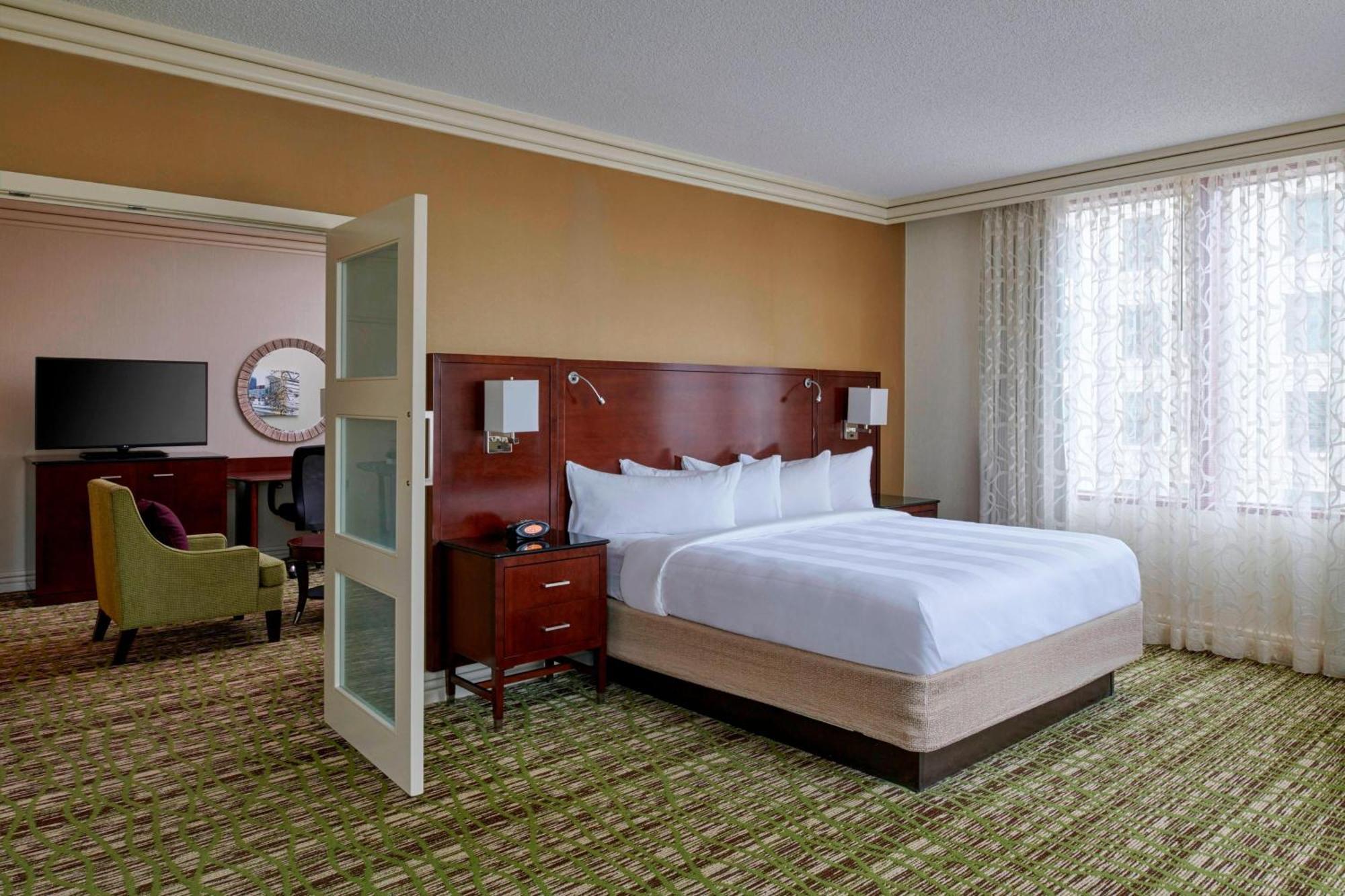 Cleveland Marriott Downtown At Key Tower Hotel Exterior photo